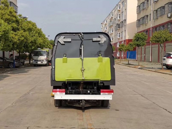 東風(fēng)途運(yùn)2600mm掃路車（0.8方水罐，1.7方塵罐）