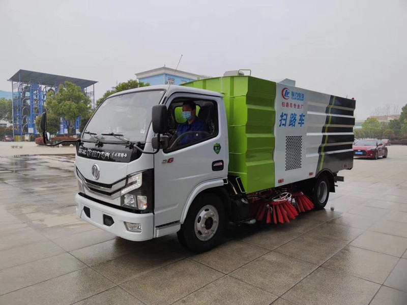 東風小多利卡掃路車（1.5方水罐，4方塵罐）