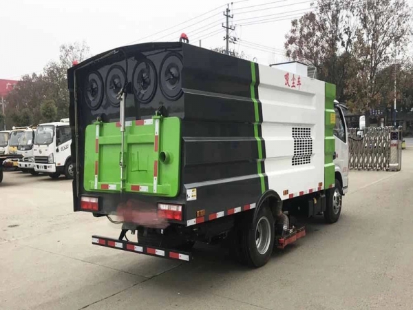 東風大多利卡吸塵車（1.5方水罐6方塵罐）