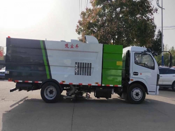 東風大多利卡吸塵車（1.5方水罐6方塵罐）