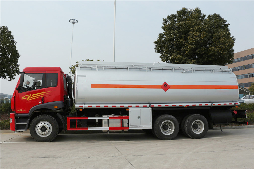 解放后八輪23方運油車