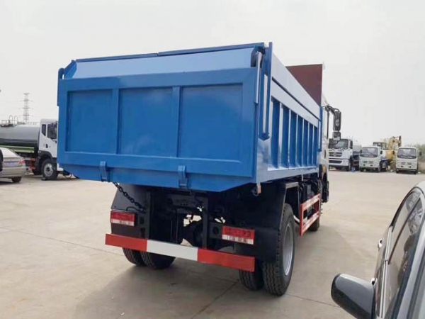 東風(fēng)多利卡D9國(guó)六10~12方自卸翼展式垃圾車(chē)