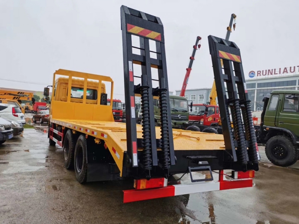 東風(fēng)D17-H后八輪平板拖車