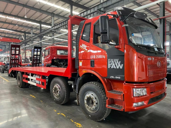 解放J6前四后四挖機(jī)平板拖車(chē)