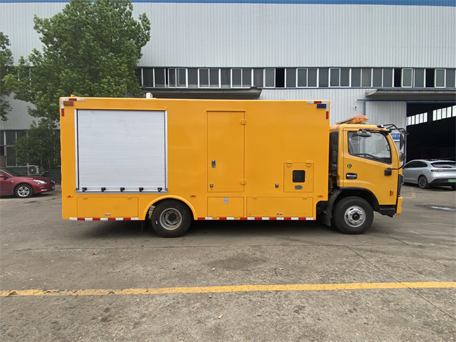 多利卡2000-3000方救險(xiǎn)車